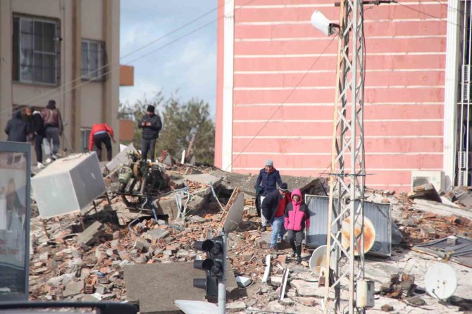 Hatay’dan Bir Güzel Haber Daha: 28 Saat Sonra 2 Kişi Daha Enkazdan Sağ Olarak Kurtarıldı