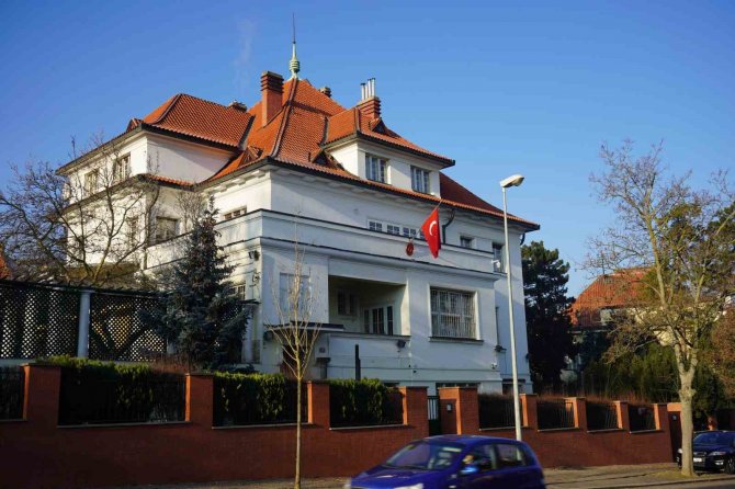 Türkiye’nin Prag Büyükelçiliğinde Türk Bayrağı Yarıya İndirildi, Karanfil Bırakıldı