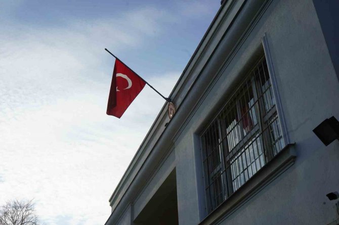 Türkiye’nin Prag Büyükelçiliğinde Türk Bayrağı Yarıya İndirildi, Karanfil Bırakıldı