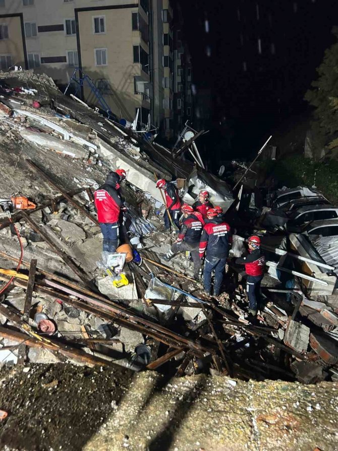 17 Yaşındaki Dilara, 30 Saat Sonra Enkaz Altından Canlı Kurtarıldı