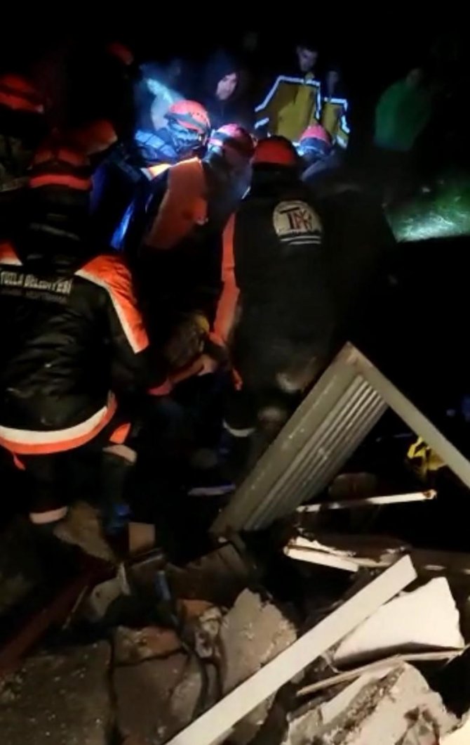 Tuzla Belediyesi Arama Kurtarma Ekipleri, Bir Kişiyi 30 Saat Sonra Enkazdan Kurtardı