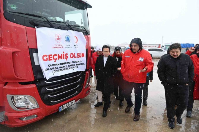 Tuzla’dan Deprem Bölgelerine 16 Yardım Tırı Ve İş Makineleri Gönderildi