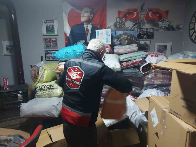 Motosiklet Derneğinden Deprem Bölgesine Malzeme Yardımı