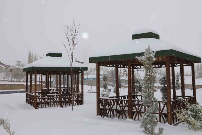 Başkale’de Araçlar Kara Gömüldü, 82 Yerleşim Yerinin Yolu Ulaşıma Kapandı