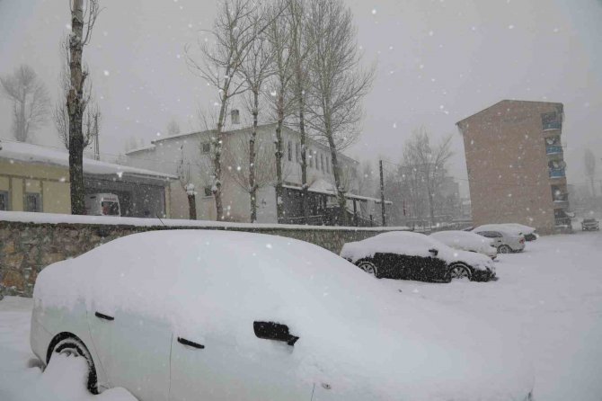 Başkale’de Araçlar Kara Gömüldü, 82 Yerleşim Yerinin Yolu Ulaşıma Kapandı