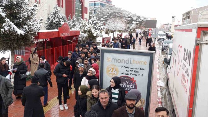 Erciş’ten Depremzedeler İçin Kan Bağışına Yoğun İlgi