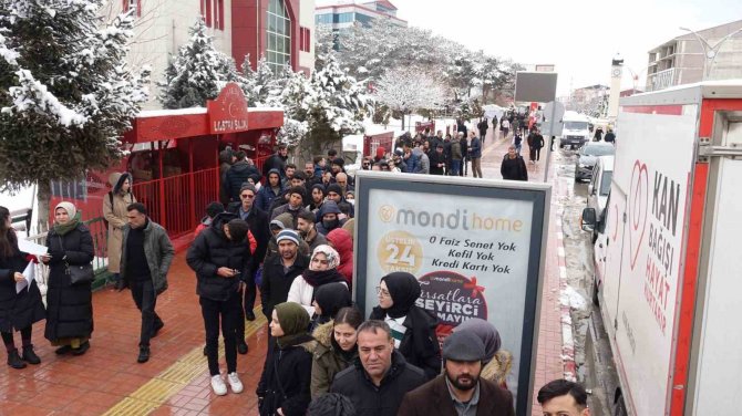 Erciş’ten Depremzedeler İçin Kan Bağışına Yoğun İlgi
