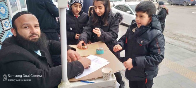 Özalplı Minikler Kumbaralarındaki Parayı Deprem Bölgesine Gönderdi