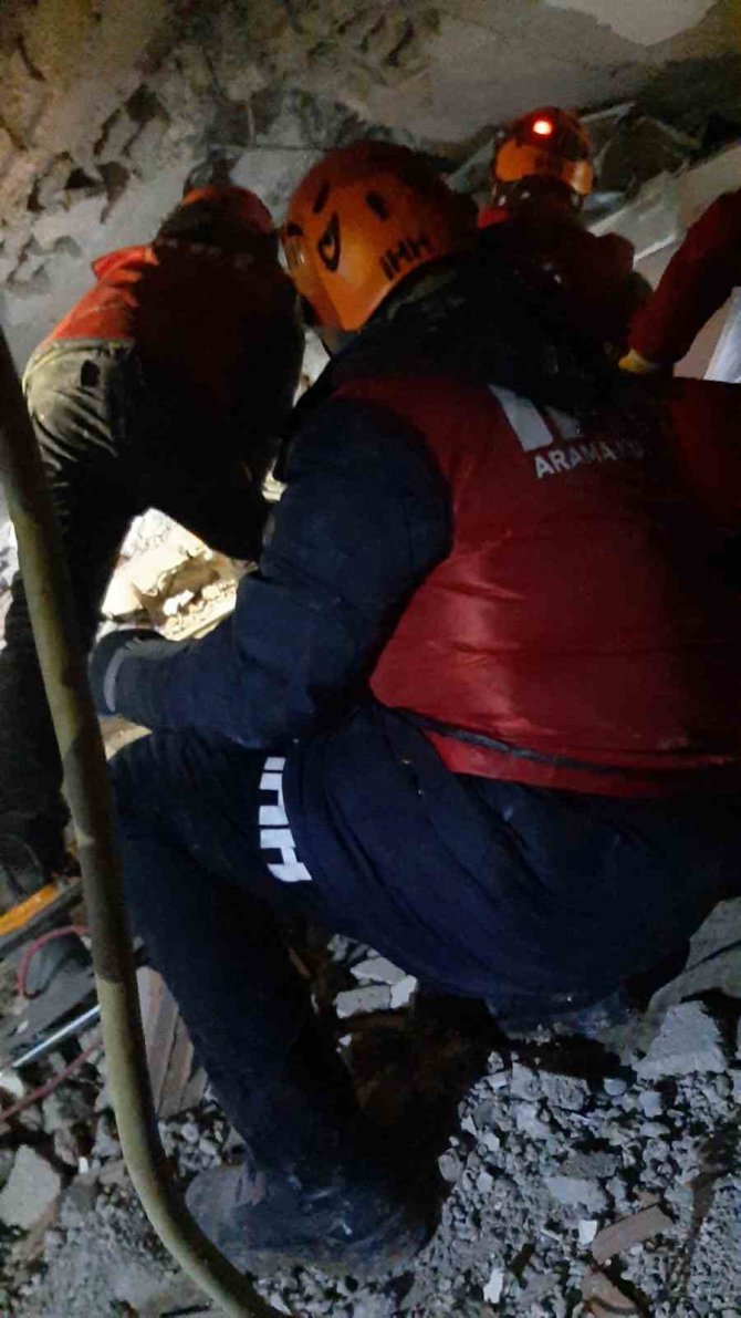 Malatya’da Enkaz Altındaki Yaralı Vatandaş İşte Böyle Kurtarıldı