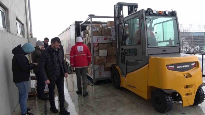 Türk Kızılayı Lojistik Deposundan Deprem Bölgesine Yardım Malzemeleri Gönderiliyor