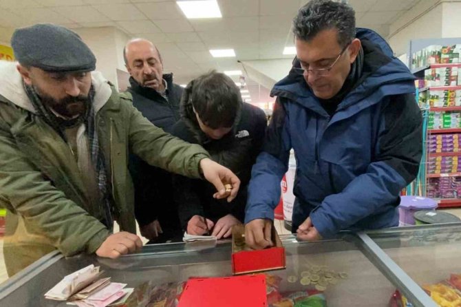 12 Sınıf Öğrencisi Harçlığını Depremzedelere Bağışladı