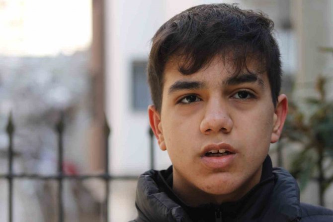 Enkazdan Çıkarılan 16 Yaşındaki Mehmet, Şimdi Umutla Babasını Bekliyor