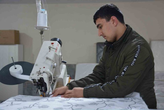 Bütün İşlerini Bıraktılar, Depremzedeler İçin Yatak Üretiyorlar