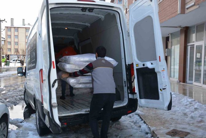Bütün İşlerini Bıraktılar, Depremzedeler İçin Yatak Üretiyorlar