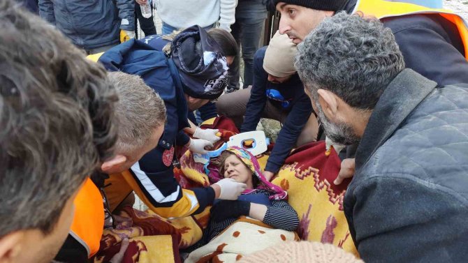 İ̇ki Komşu 58 Saat Sonra Kurtarıldı