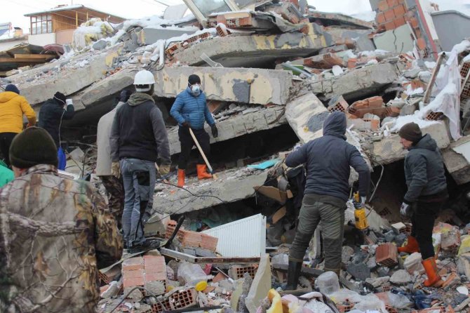Elbistan’da 9 Kişinin Olduğu Bir Apartmanın Enkazında Arama Kurtarma Çalışmaları Devam Ediyor