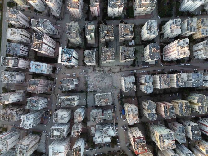 Adana Alpargun Apartmanı’nda Arama Kurtarma Çalışmaları Dron İle Görüntülendi