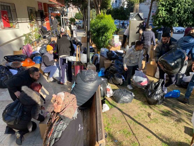 Vatandaşlar Deprem Bölgesine Yardım İçin Seferber Oldu