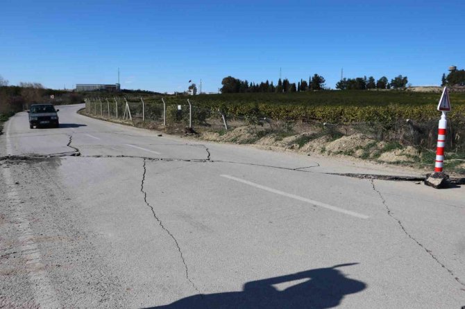 Depremde Yolda Yarıklar Oluştu