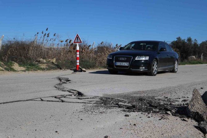 Depremde Yolda Yarıklar Oluştu