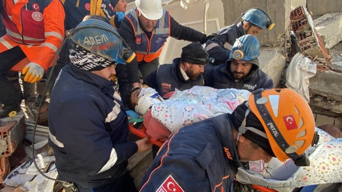 59 Saat Sonra Enkaz Altından Çıkarıldı
