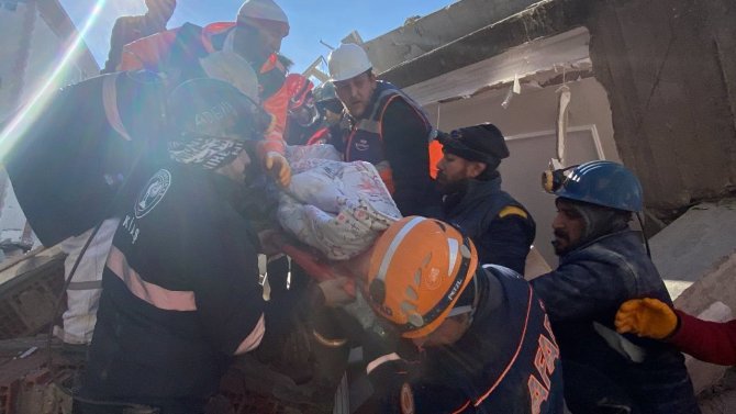 59 Saat Sonra Enkaz Altından Çıkarıldı
