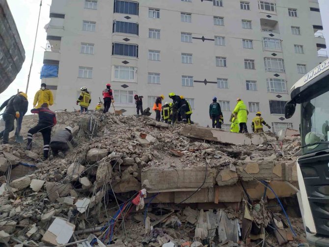 Adıyaman’da 27 Yaşındaki Genç Kız 55 Saat Sonra Enkazdan Sağ Çıkarıldı