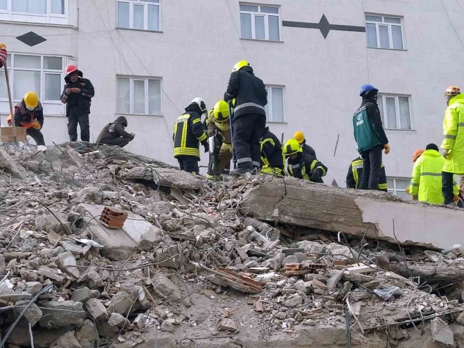 Adıyaman’da 27 Yaşındaki Genç Kız 55 Saat Sonra Enkazdan Sağ Çıkarıldı
