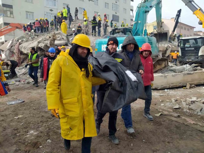 Adıyaman’da 27 Yaşındaki Genç Kız 55 Saat Sonra Enkazdan Sağ Çıkarıldı