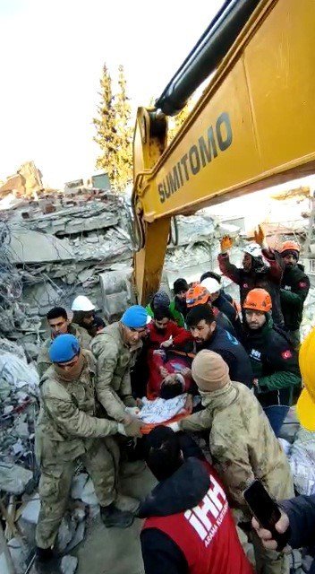 5 Kişilik Aileden 4’ü 60 Saat Sonra Sağ Olarak Kurtarıldı