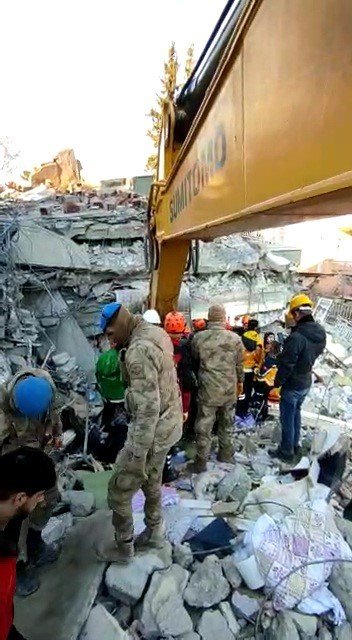 5 Kişilik Aileden 4’ü 60 Saat Sonra Sağ Olarak Kurtarıldı