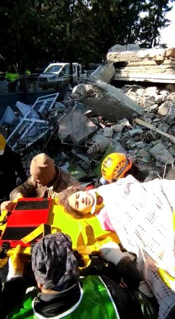 5 Kişilik Aileden 4’ü 60 Saat Sonra Sağ Olarak Kurtarıldı