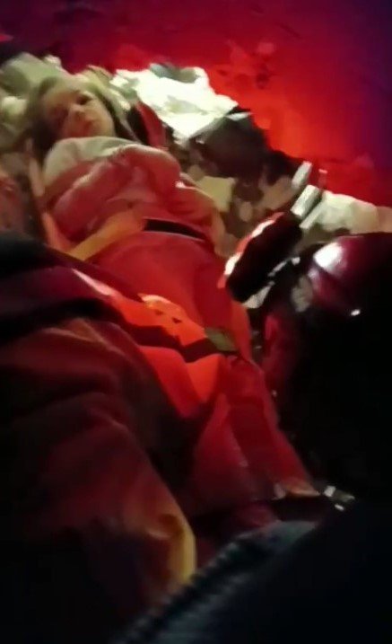 Adıyaman’da Anne Ve Kızı, Saatlerce Süren Çalışmanın Ardından Enkaz Altından Sağ Kurtarıldı