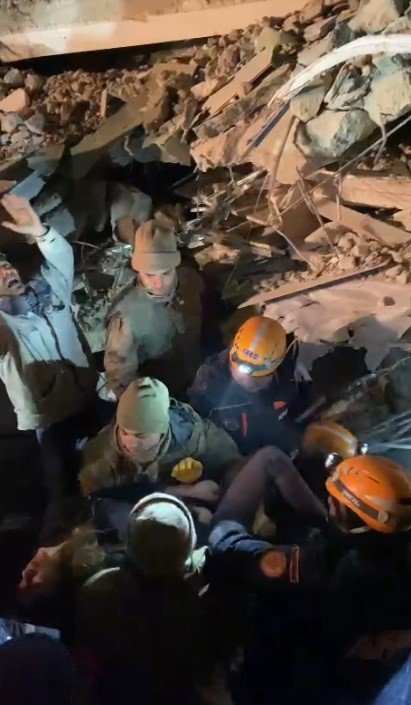 Adıyaman’da 4 Çocuk 64 Saat Sonra Sağ Çıkartıldı, İlk Sözü “Annem Nerde” Oldu
