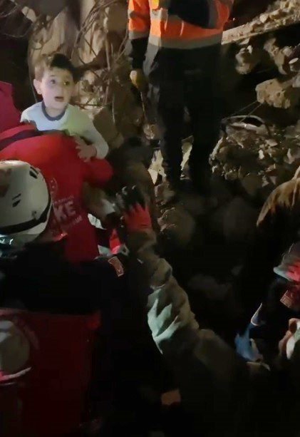 Adıyaman’da 4 Çocuk 64 Saat Sonra Sağ Çıkartıldı, İlk Sözü “Annem Nerde” Oldu