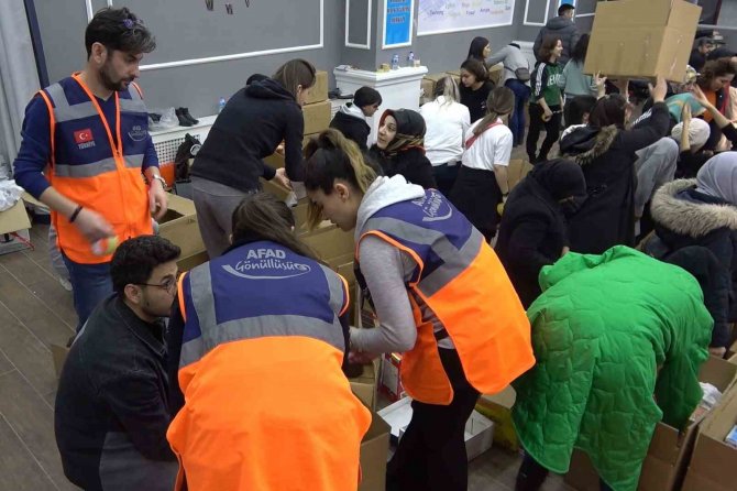 Afad Gönüllüleri Depremzedeler İçin Seferber Oldu: Yardımları Anlatırken Duygulandılar