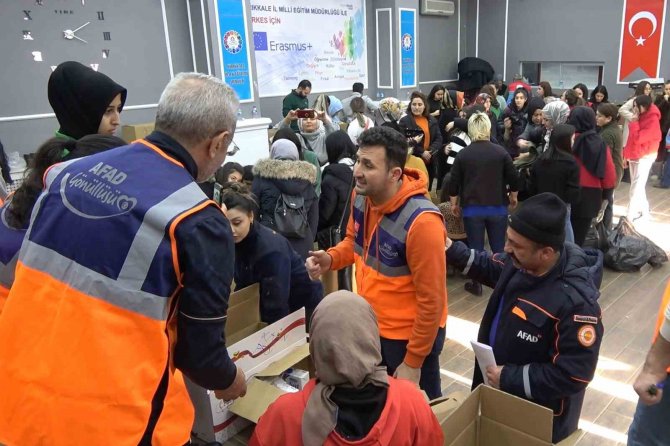 Afad Gönüllüleri Depremzedeler İçin Seferber Oldu: Yardımları Anlatırken Duygulandılar