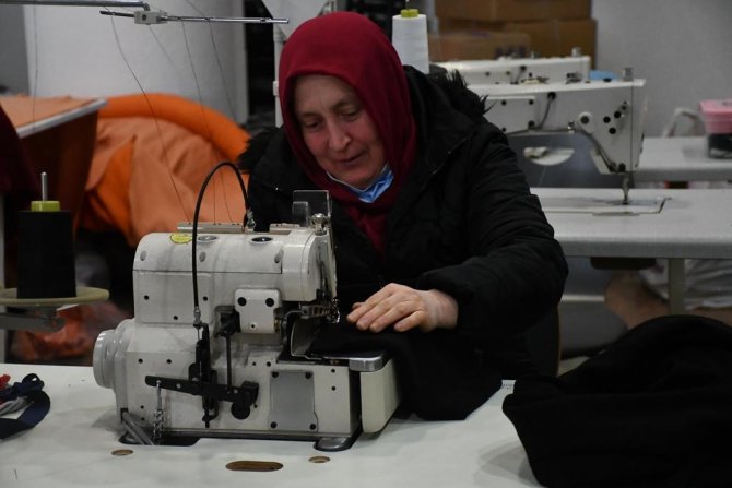 Depremzedelere Eşofman Dikiyorlar