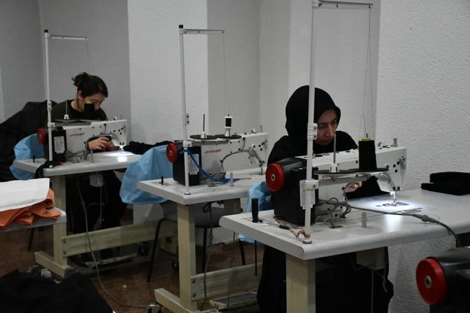 Depremzedelere Eşofman Dikiyorlar