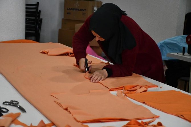 Depremzedelere Eşofman Dikiyorlar