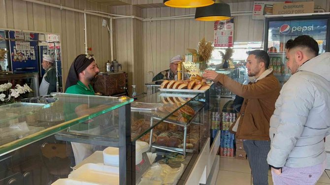Dükkanın Camındaki Yazıyı Görenler Alışveriş İçin Bir Birleri İle Yarıştı