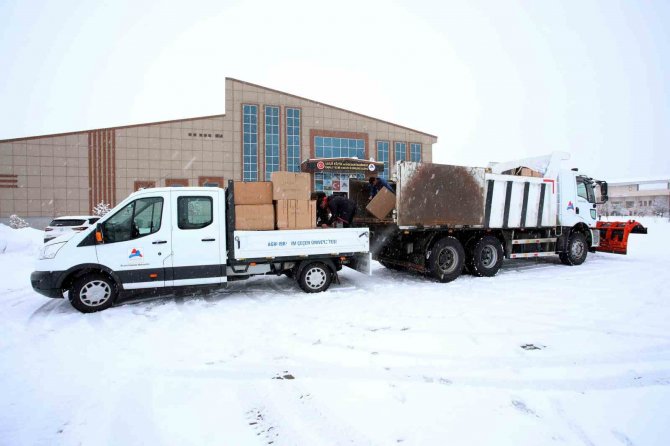 Ai̇çü’de Deprem Bölgesine Ulaştırılmak İçin Toplanan Yardım Kolileri Yola Çıktı