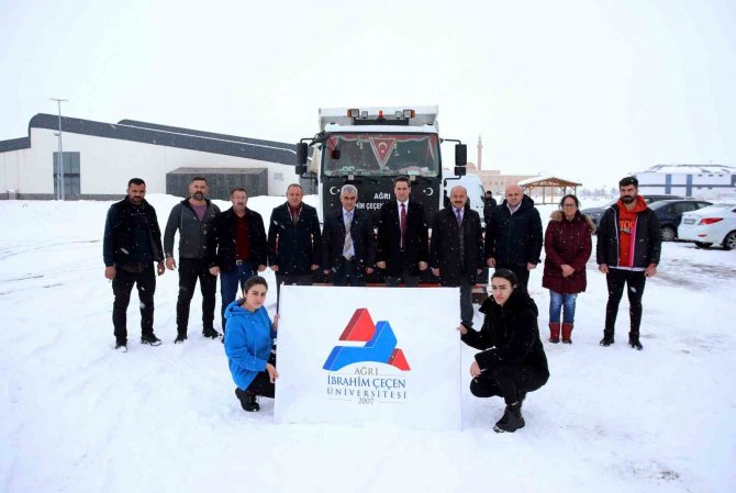 Ai̇çü’de Deprem Bölgesine Ulaştırılmak İçin Toplanan Yardım Kolileri Yola Çıktı