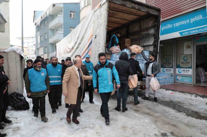 Ağrı’da Deprem Bölgesine Yardımlar Hız Kesmeden Devam Ediyor