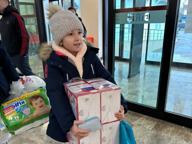 Altınova’dan Deprem Bölgesine Yardımlar Sürüyor