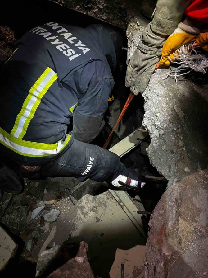 Antalya Büyükşehir İ̇tfaiyesi Deprem Bölgesinde Hayat Kurtarıyor