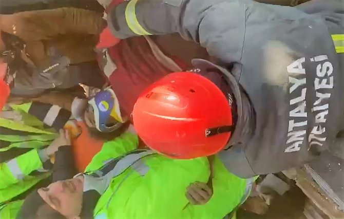 Antalya Büyükşehir İ̇tfaiyesi Deprem Bölgesinde Hayat Kurtarıyor