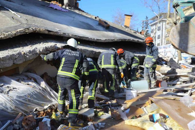 Antalya İ̇tfaiyesi 57 Saat Sonra Bir Vatandaşı Enkazdan Sağ Çıkardı