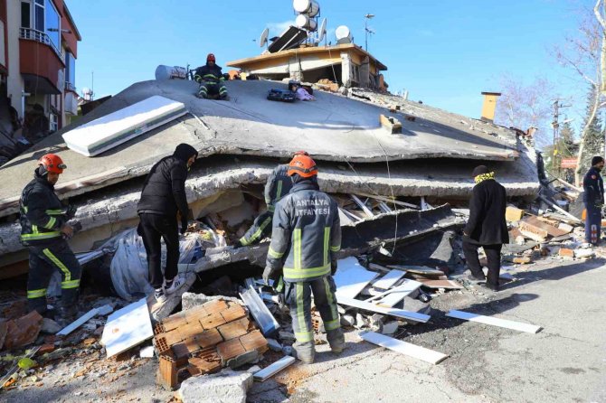 Antalya İ̇tfaiyesi 57 Saat Sonra Bir Vatandaşı Enkazdan Sağ Çıkardı