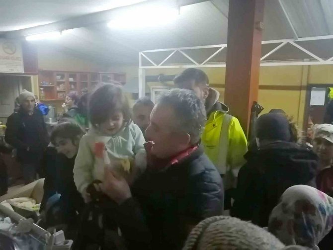 Küçük Lina’nın Duygulandıran Hediyesi, Depremzede Beste’ye Ulaştı